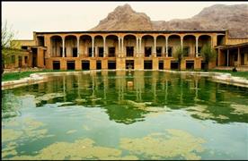 قلعه «سورک» در کرمانشاه که عمارتی تاریخی است با ستون‌ها و طاق‌های هلالی و حوضی حاوی آب سبزرنگ خزه‌بسته‌ای جلوی آن قرار دارد.